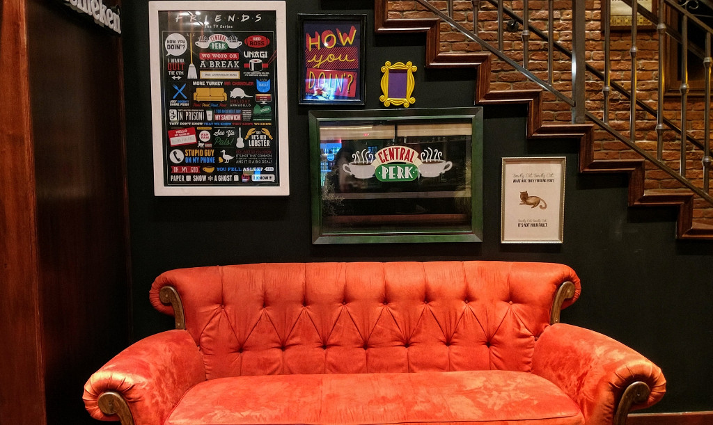 Ambiente Friends - The House BH com sofá Central Perk